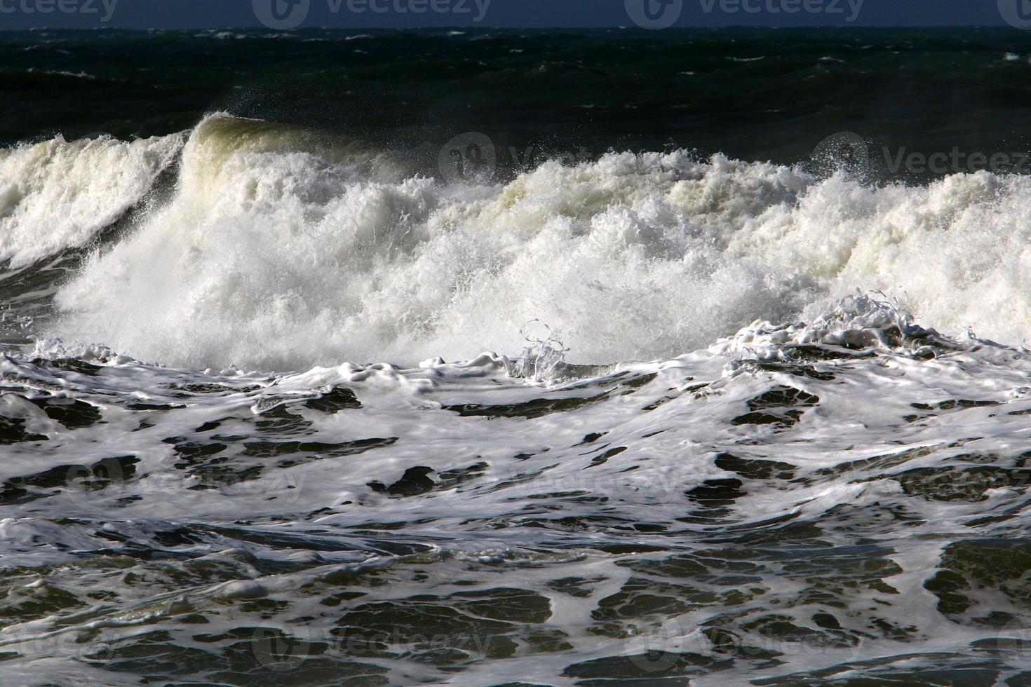 tempestade no mar mediterrâneo no norte de israel. foto