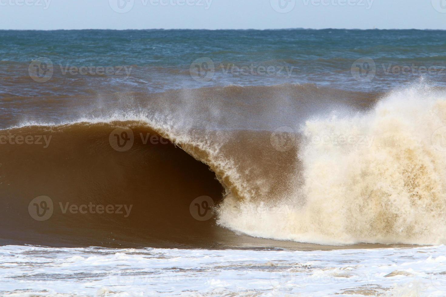 tempestade no mar mediterrâneo no norte de israel. foto