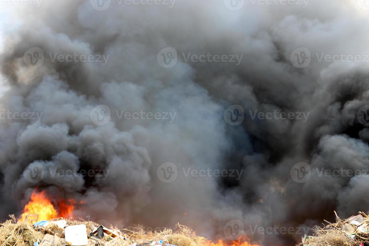 fogo - queima descontrolada causando danos materiais. foto