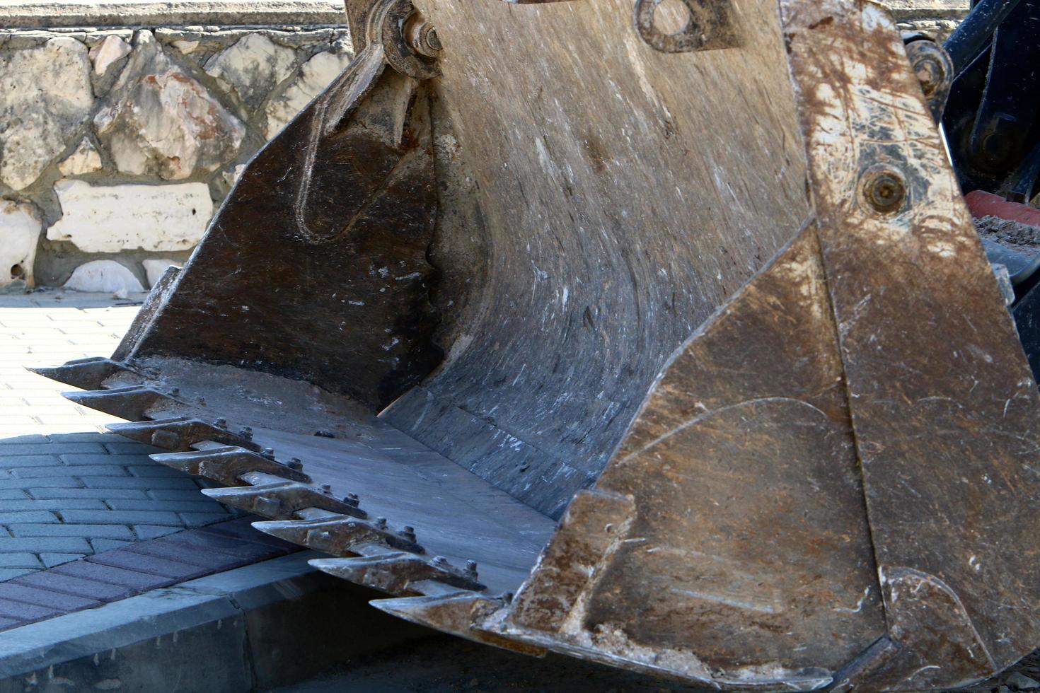 nahariya israel 4 de março de 2020. uma grande escavadeira está trabalhando em um canteiro de obras. foto