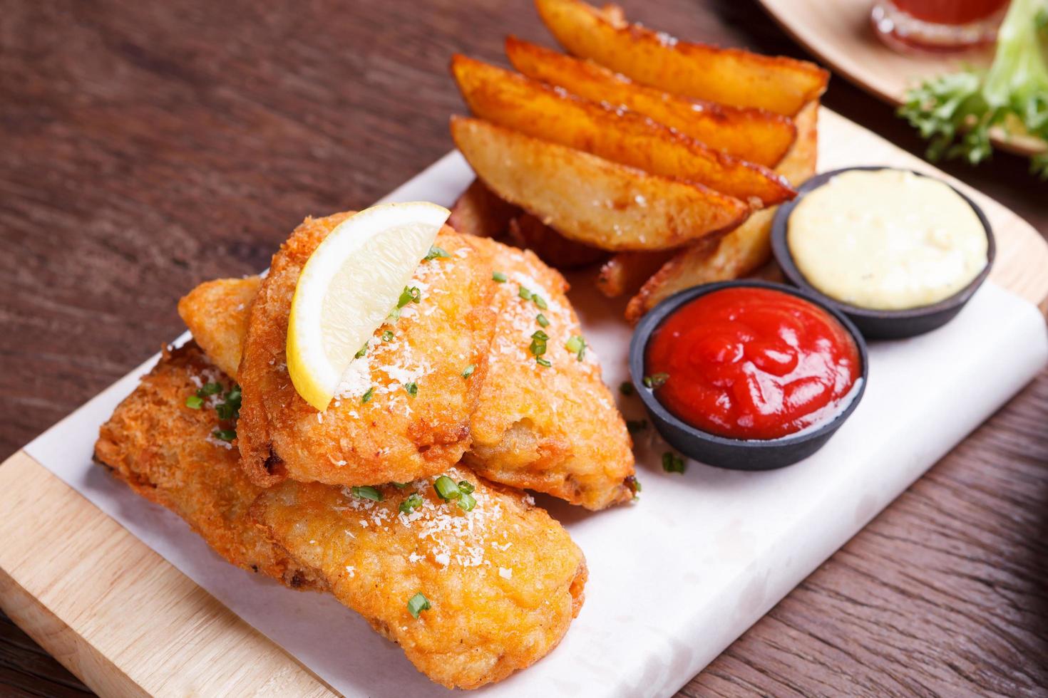 peixe e batatas fritas com batata palha foto