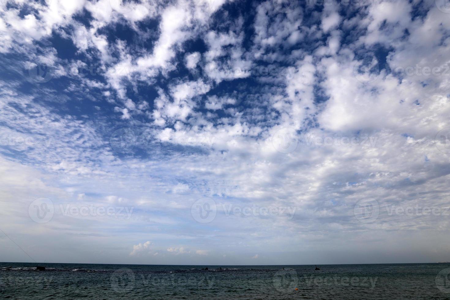 nuvens no céu sobre o mar Mediterrâneo. foto