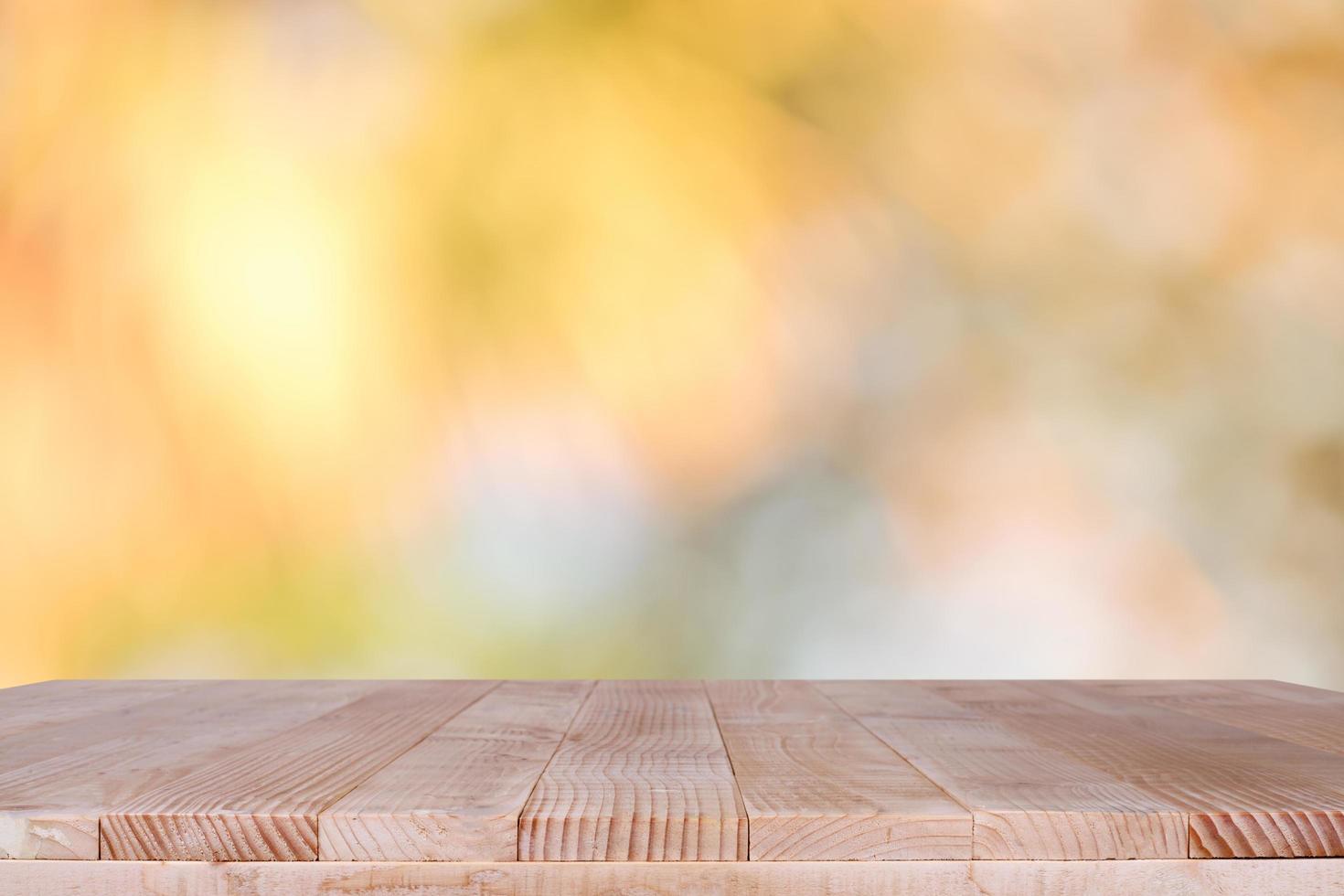 tampo de mesa de madeira em fundo verde bokeh - pode ser usado para montagem ou exibir seus produtos foto