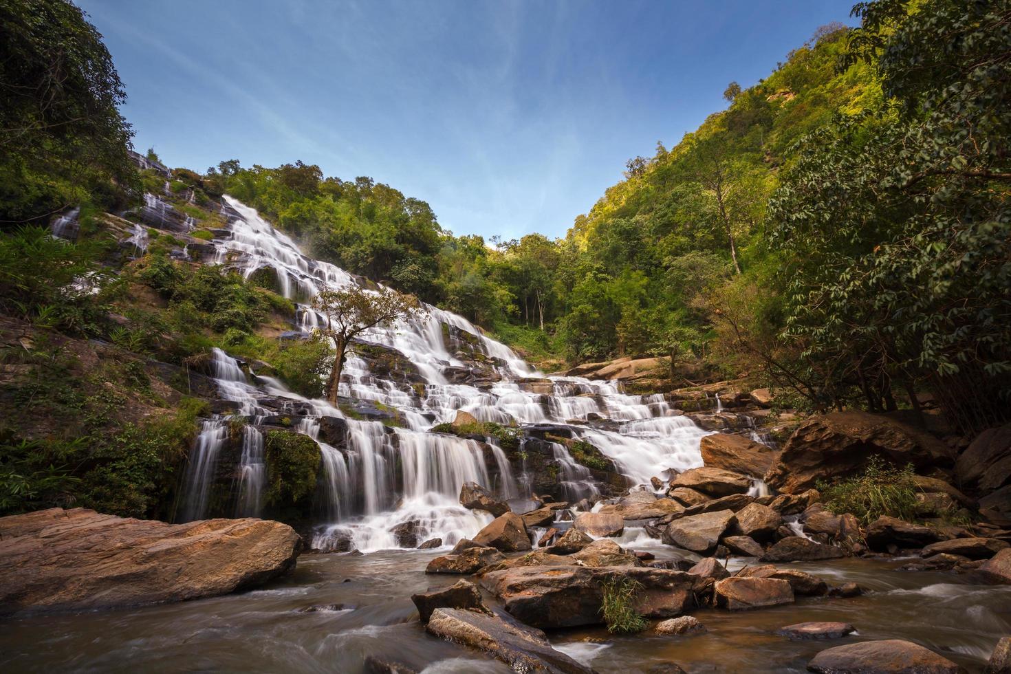 cachoeira mae ya no parque nacional doi inthanon, chiangmai, tailândia foto
