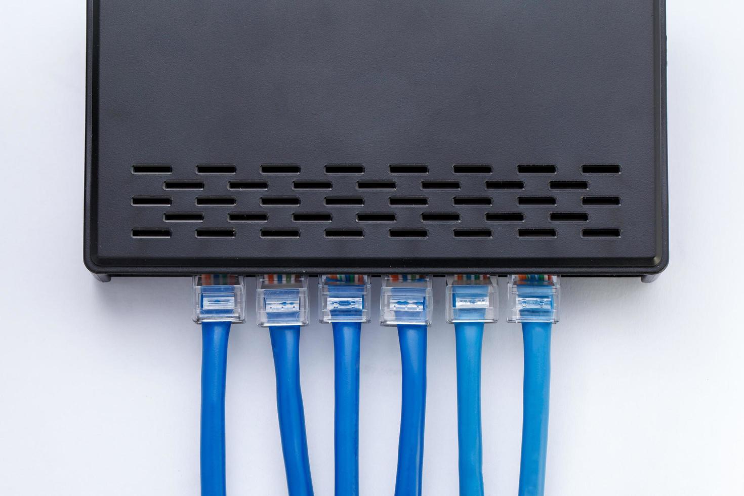 switch de rede lan com cabos ethernet conectados foto