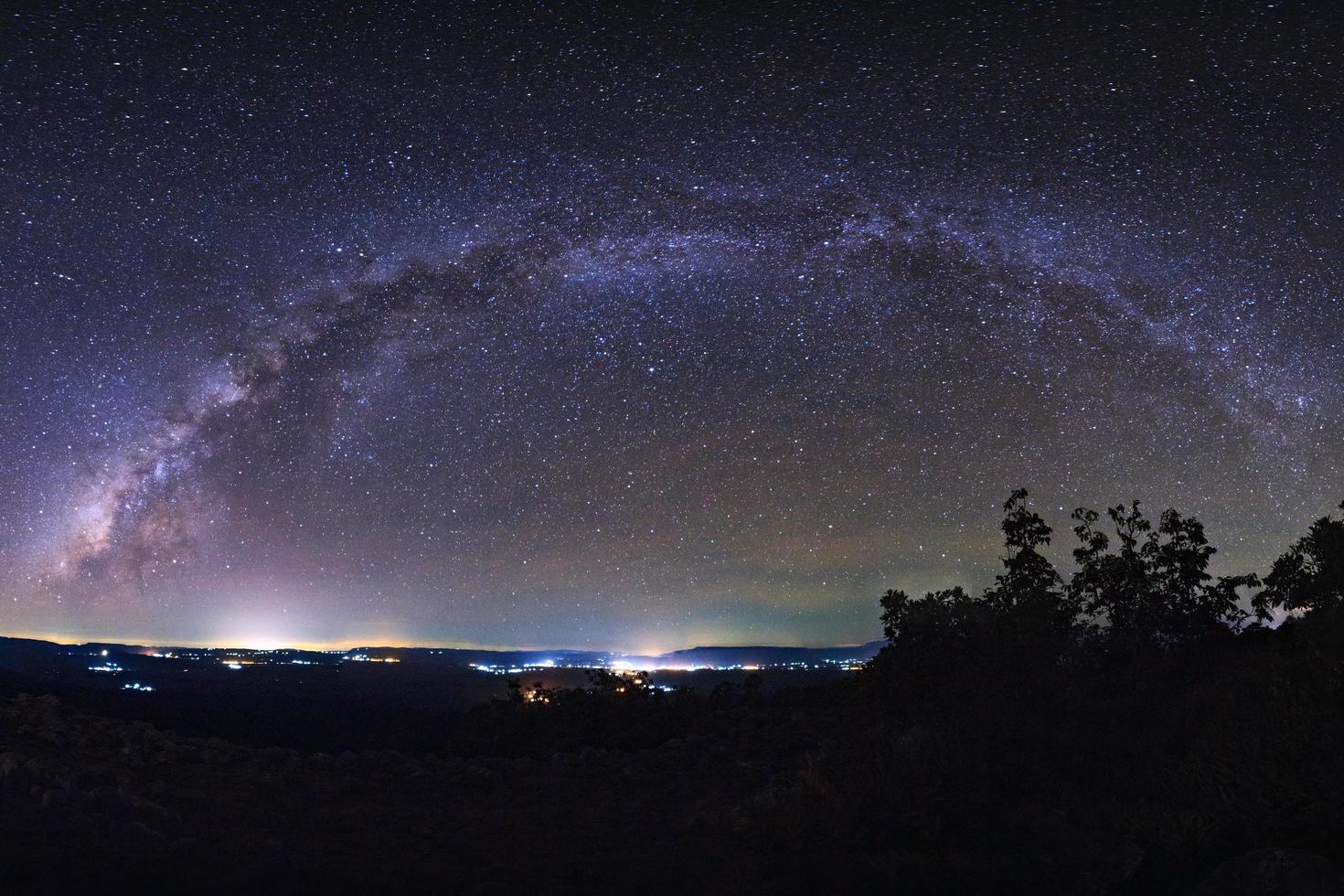 céu noturno estrelado, galáxia da via láctea com estrelas e poeira espacial no universo, fotografia de longa exposição, com grãos. foto