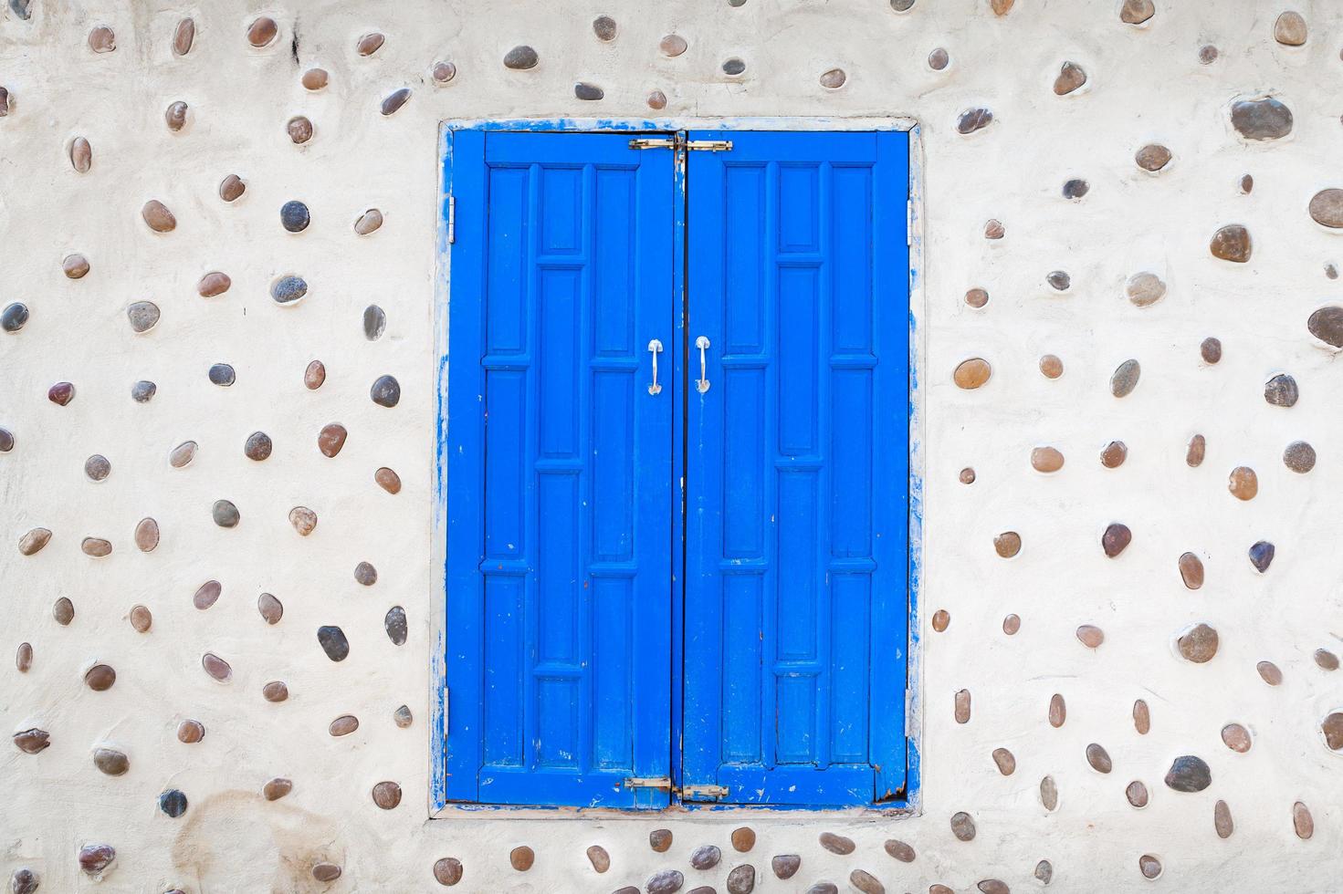 porta dupla de madeira azul em uma casa de pedra foto