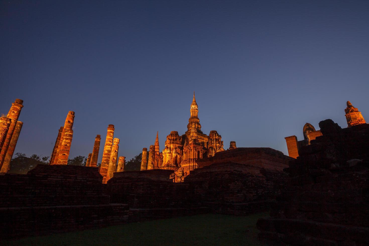 Parque Histórico de Sukhothai. ruínas do templo budista no parque histórico de sukhothai, tailândia foto