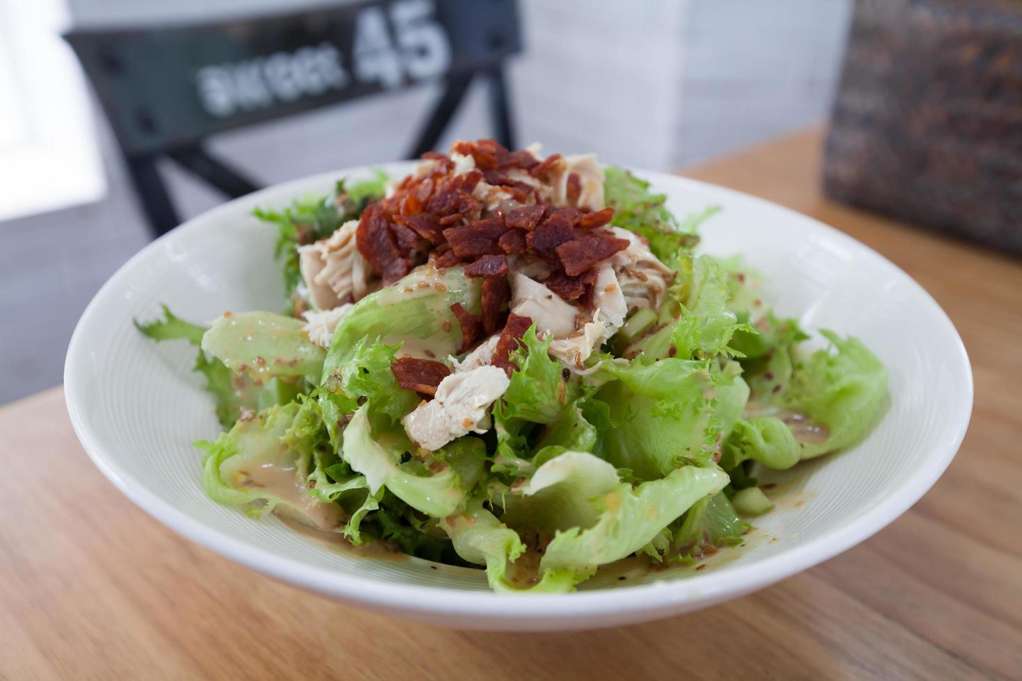 salada de frango na mesa foto