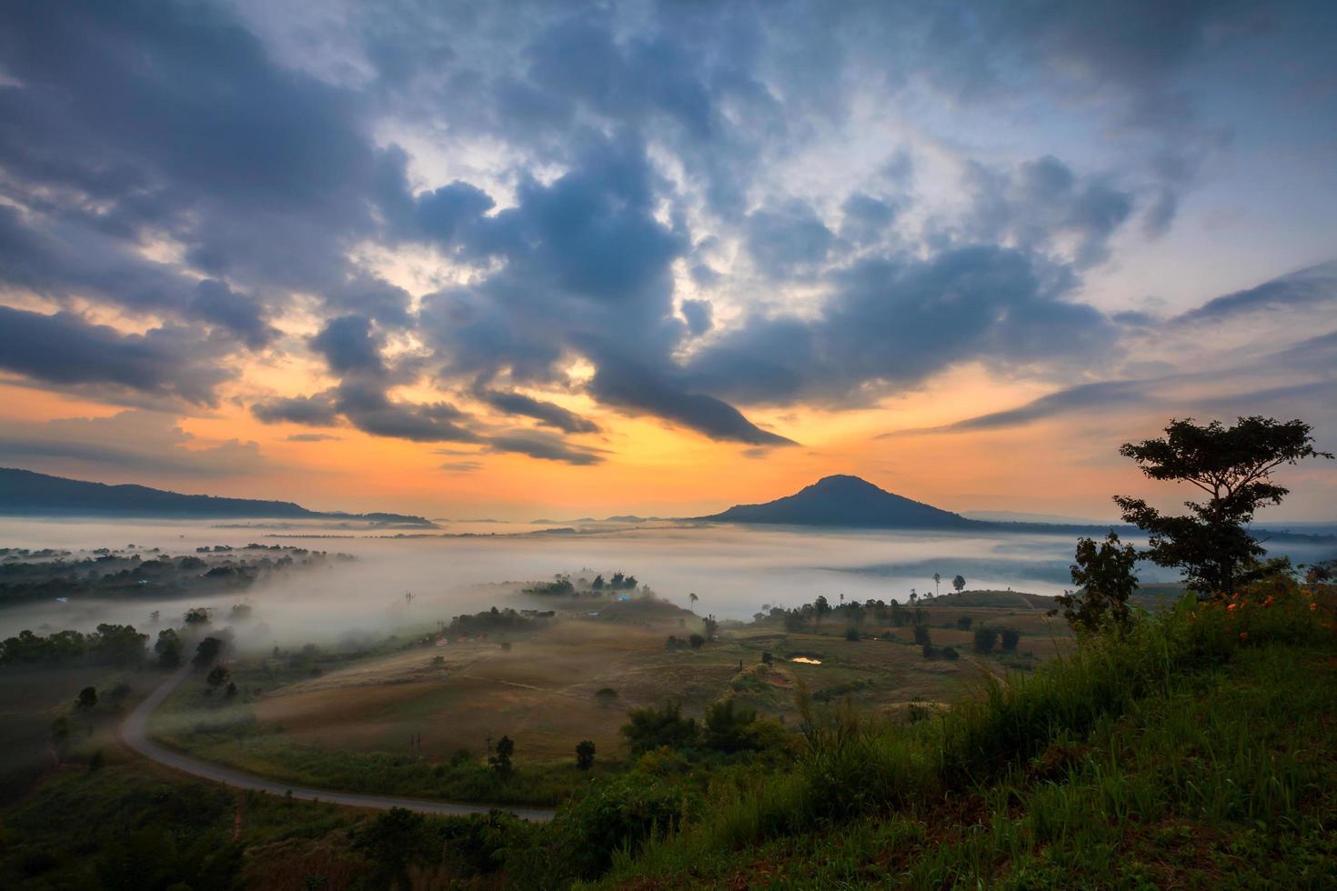 manhã nublada, nascer do sol e estrada na montanha em khao-kho phetchabun, Tailândia foto