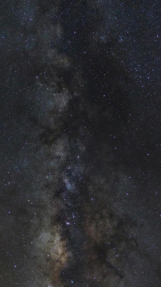 céu noturno estrelado, panorama Via Láctea com estrelas e poeira espacial no universo, fotografia de longa exposição, com grãos. foto