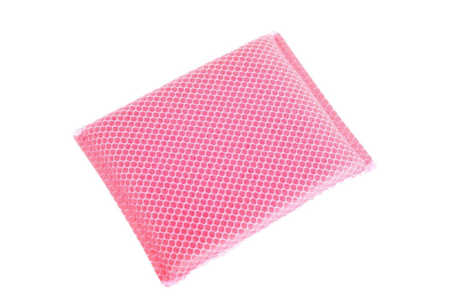 esponja de lavar louça rosa isolar no fundo branco foto