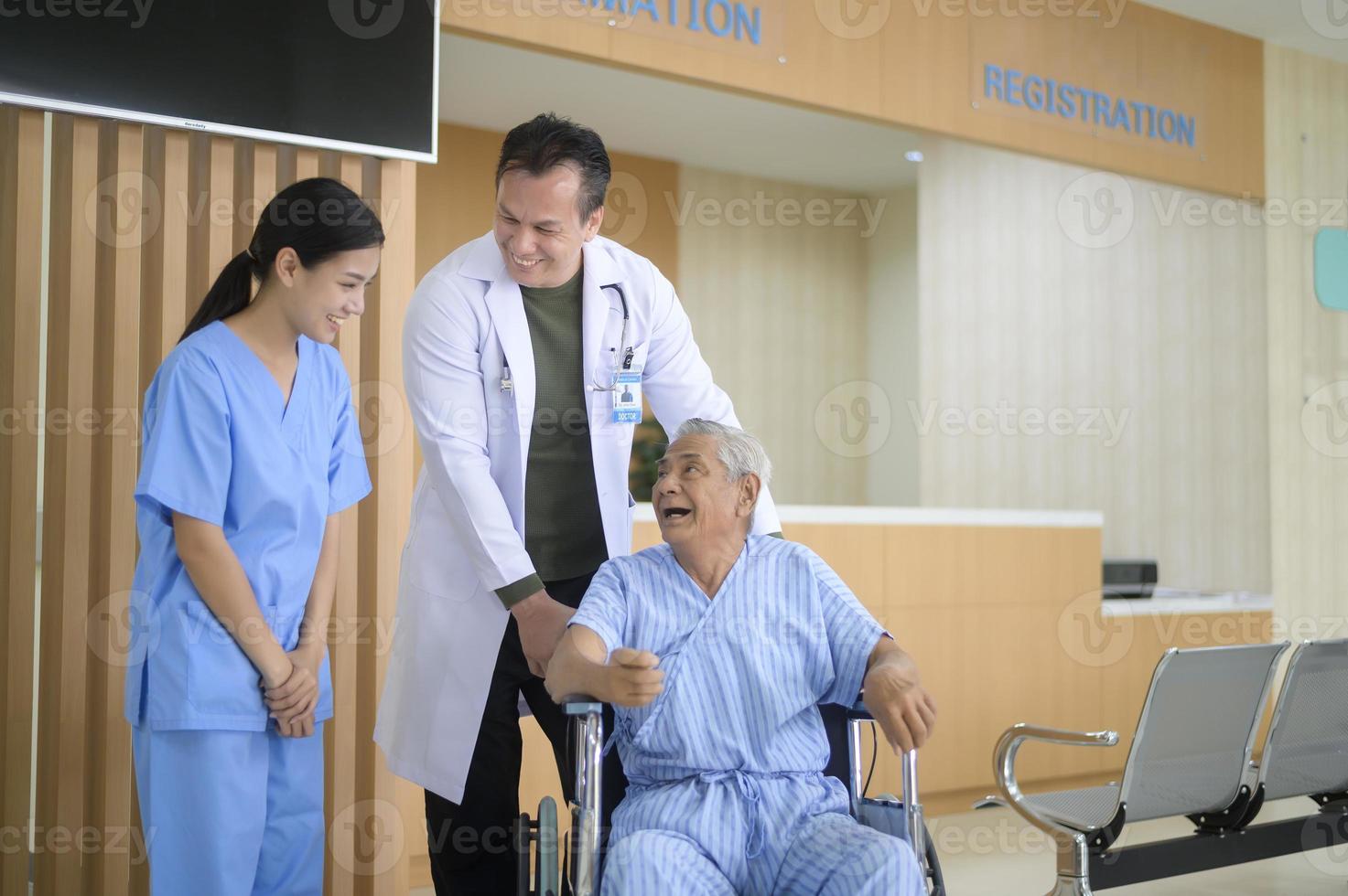 médicos asiáticos estão trabalhando no hospital, conceito de assistência médica foto