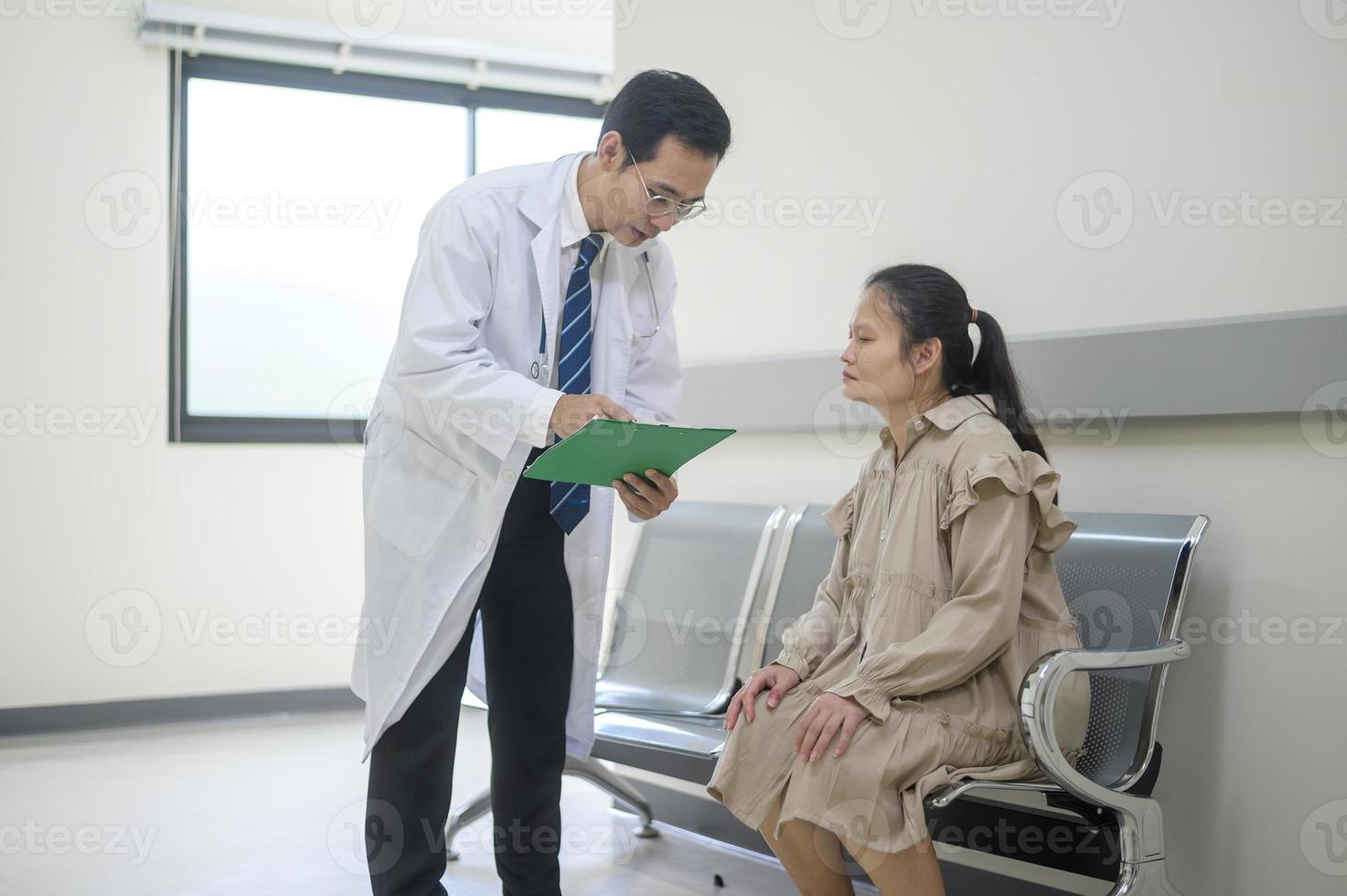 médico asiático está trabalhando no hospital, falando com mulher de tristeza, conceito de saúde médica foto