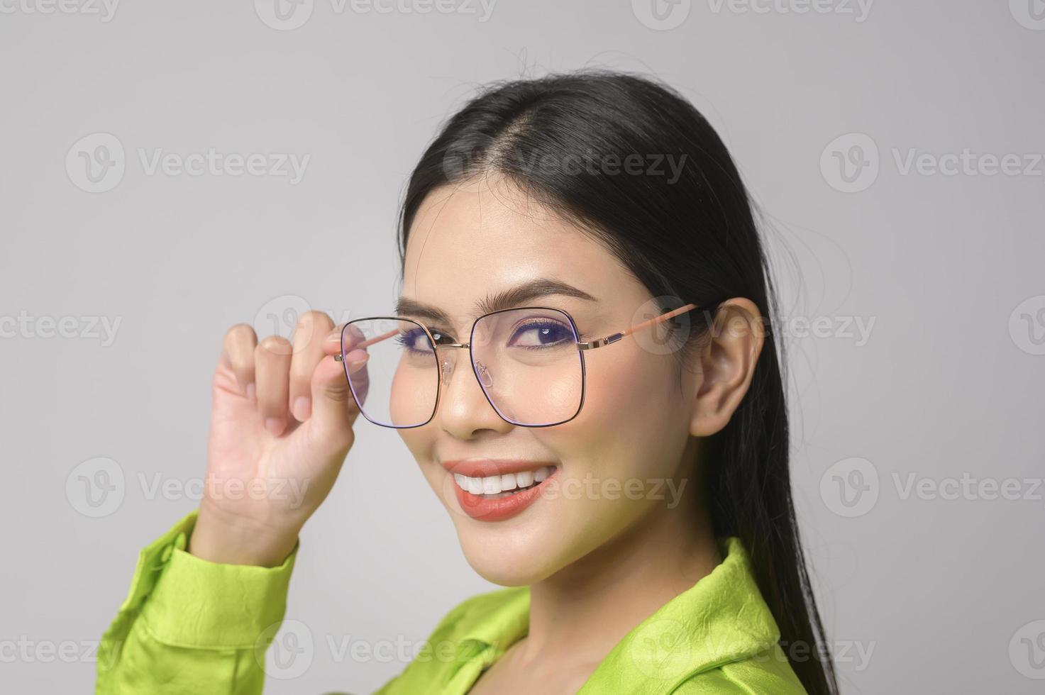 retrato de mulher bonita de óculos sobre estúdio de fundo branco, conceito de cuidados com os olhos. foto