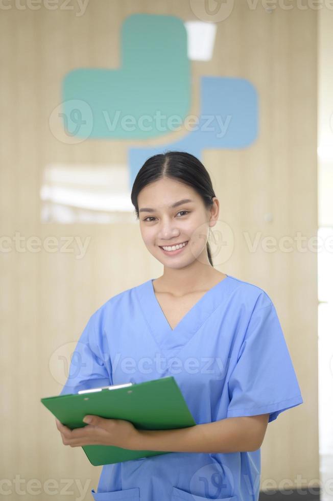 retrato de enfermeira asiática confiante sorridente trabalhando no hospital, conceito de cuidados de saúde foto