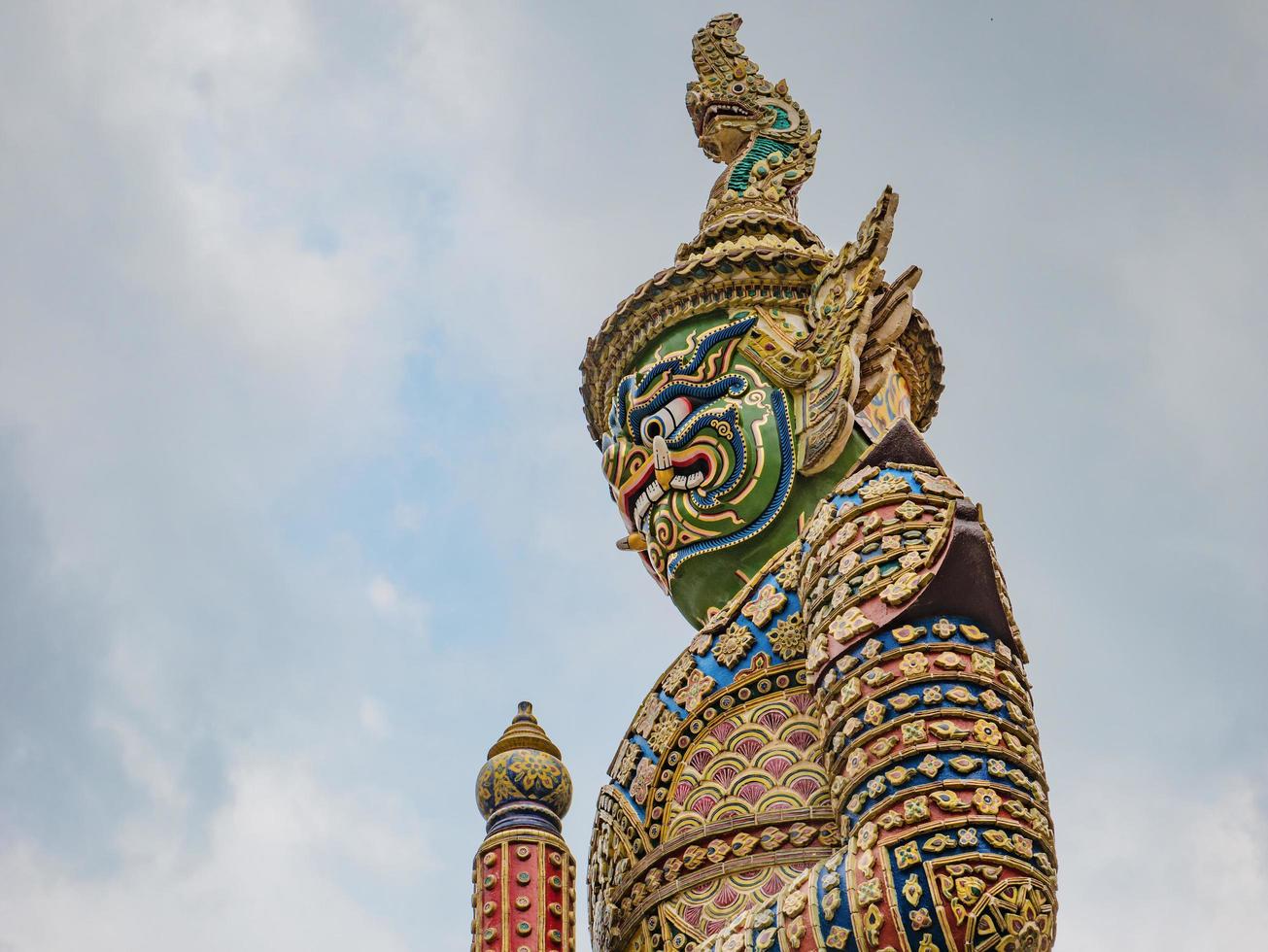 protetor gigante do portão no templo de wat phrakaew cidade de bangkok tailândia, templo de wat phrakeaw é o principal templo de bangkok capital da tailândia foto