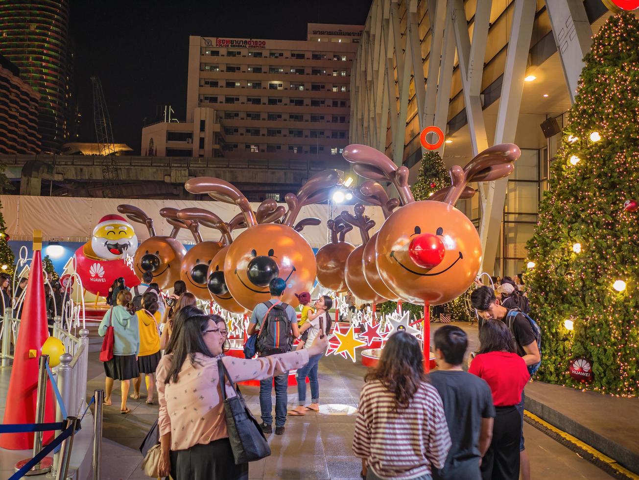 bangkok tailândia - festival de natal de 13 de dezembro de 2018 na praça em frente à loja de departamentos central mundial na cidade de bangkok tailândia foto