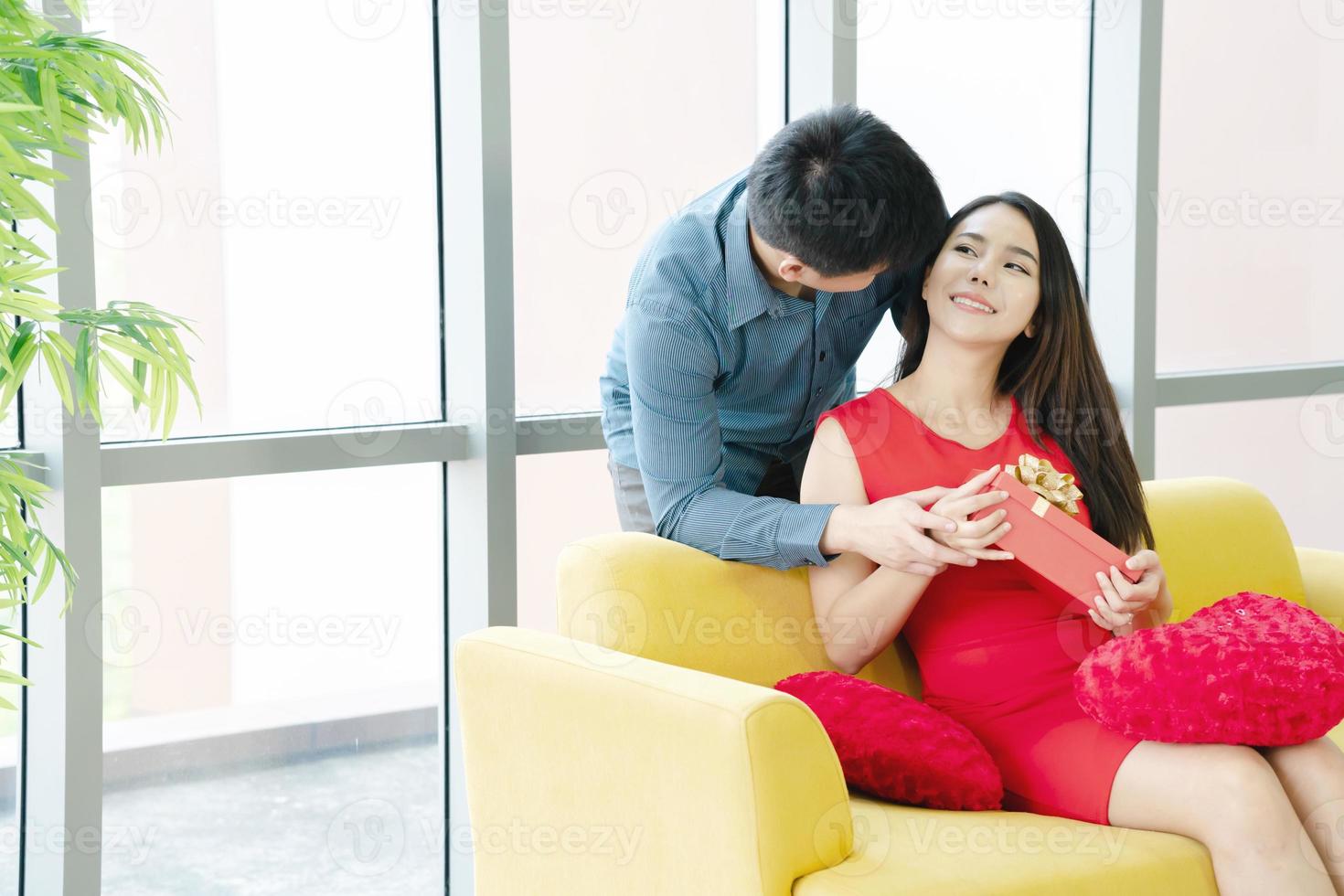 homem dando presente para sua esposa foto