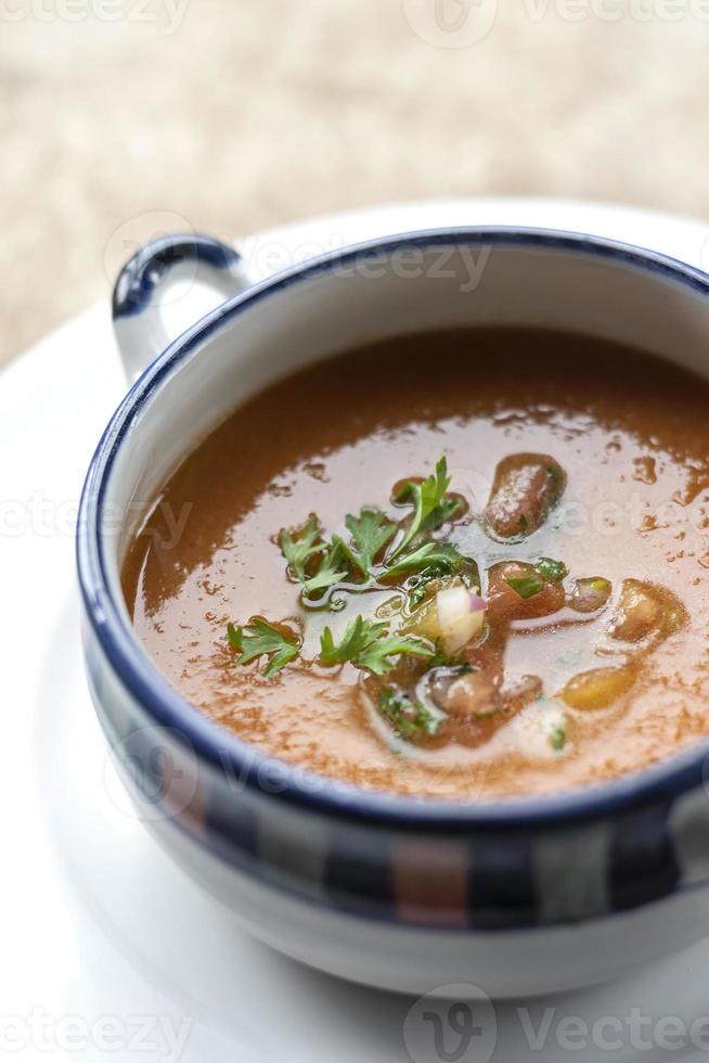 gaspacho tradicional espanhol sopa de legumes fria no restaurante de sevilha foto