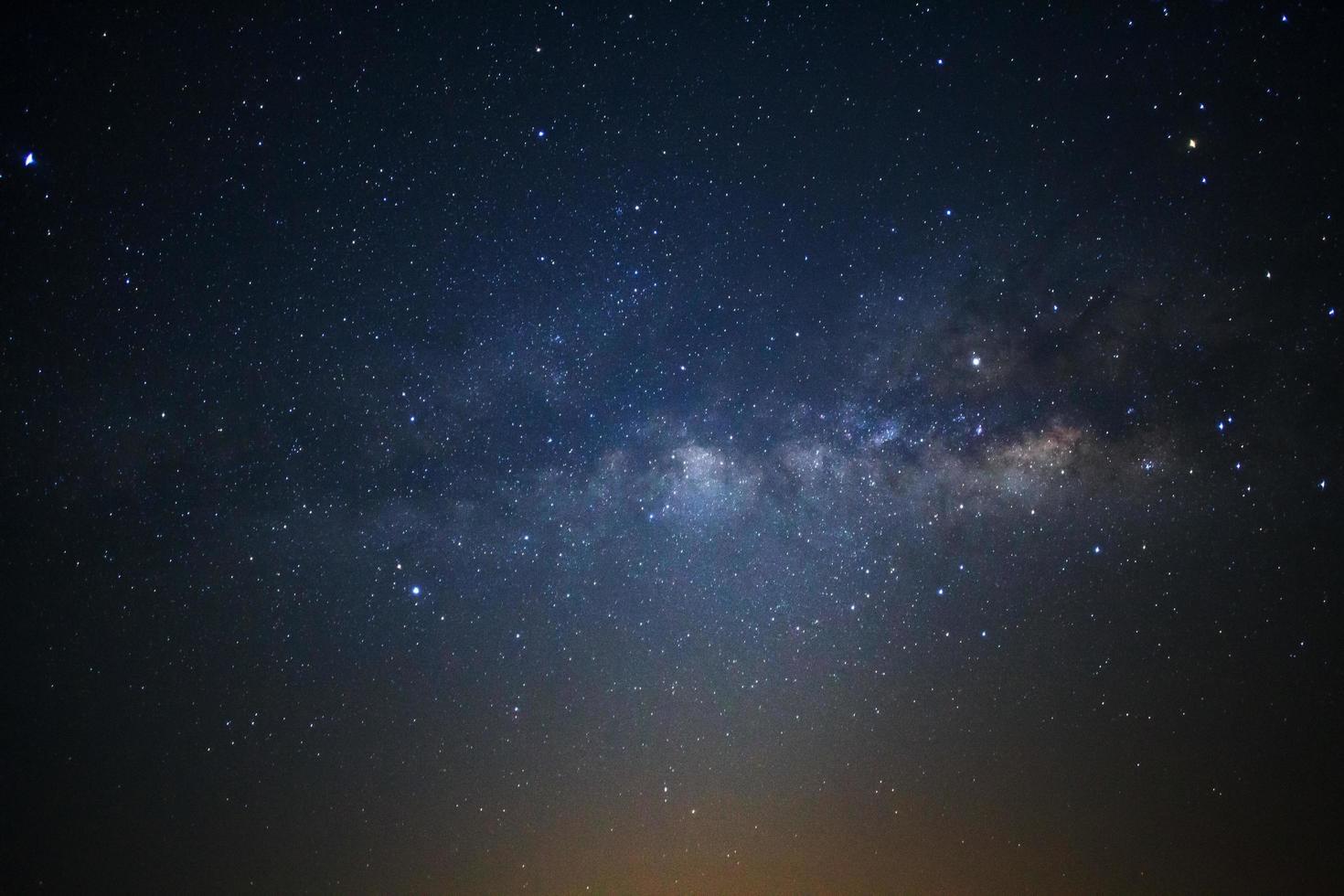 astronomia da via láctea de noite estrelada. fotografia de longa exposição.com grão foto