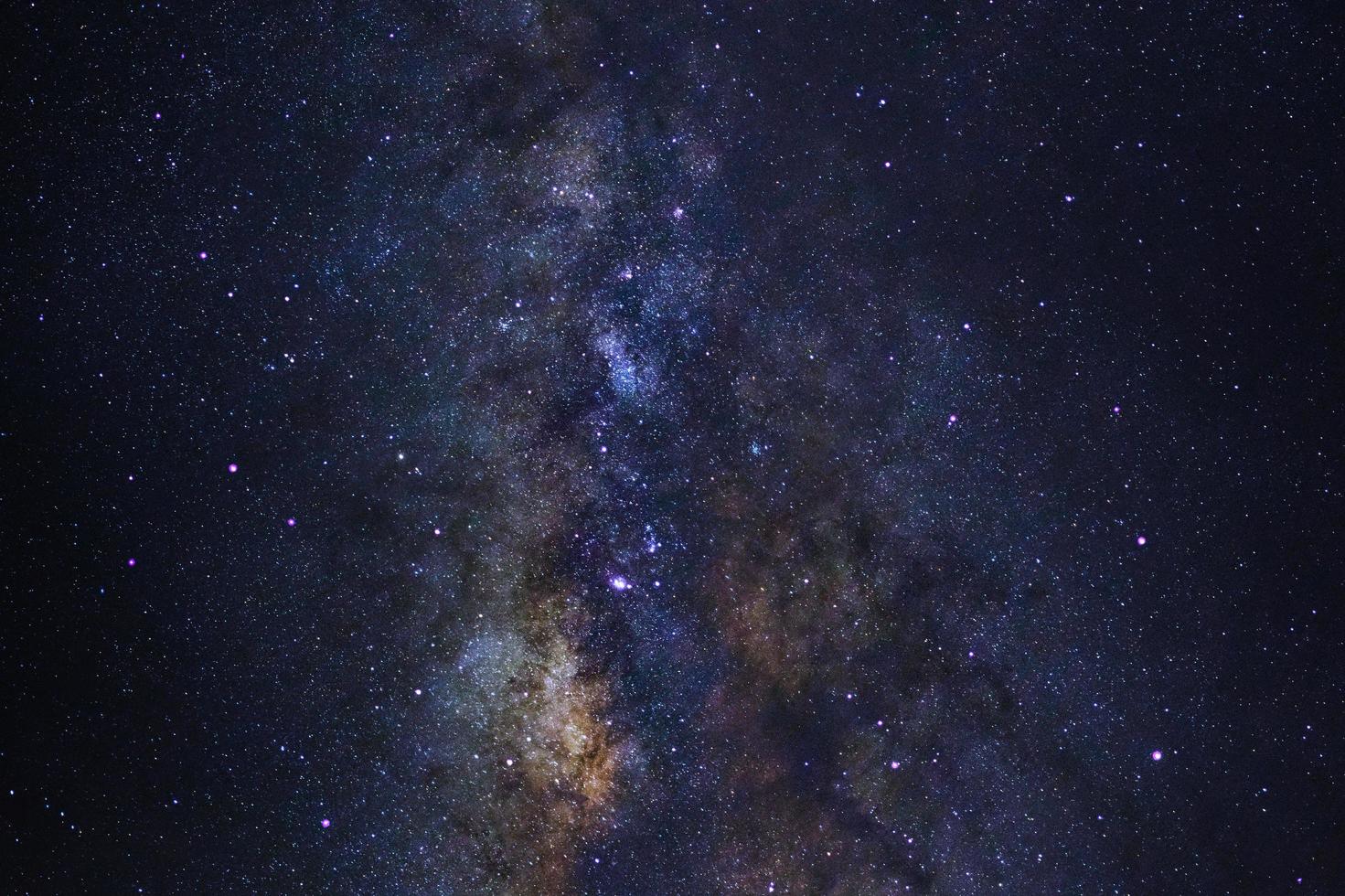 céu noturno estrelado, galáxia da via láctea com estrelas e poeira espacial no universo, fotografia de longa exposição, com grãos. foto