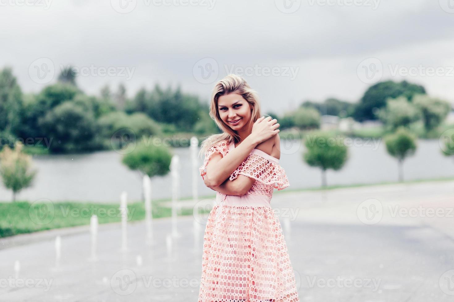 retrato de uma jovem mulher bonita sorridente foto