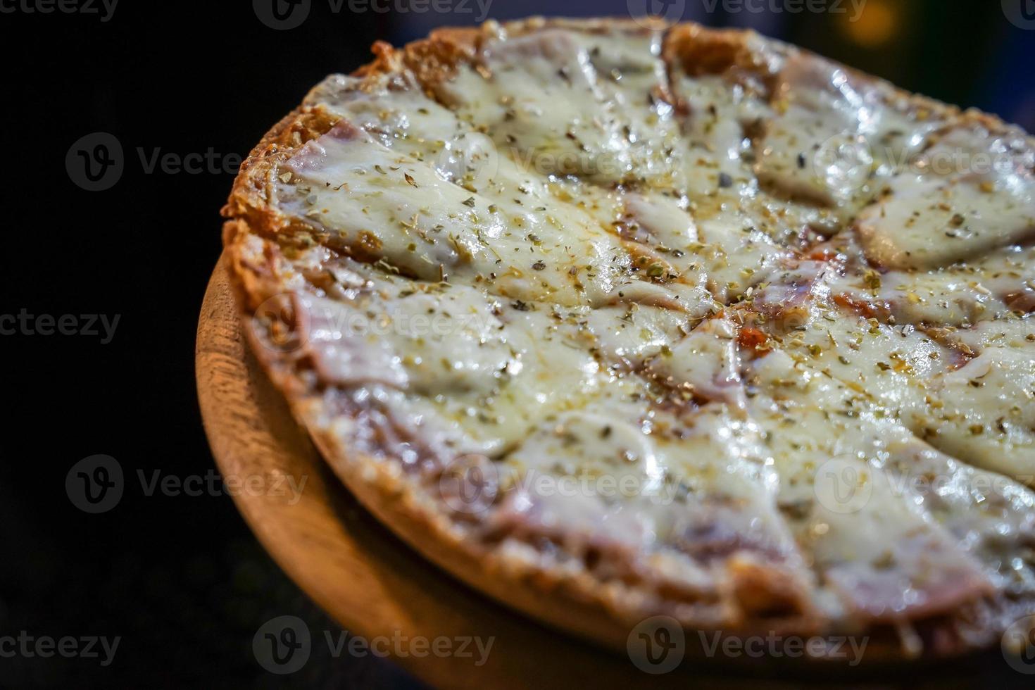 pizza de presunto de queijo com orégano na mão da mulher., evento foodtrack em bangkok, tialândia. foto