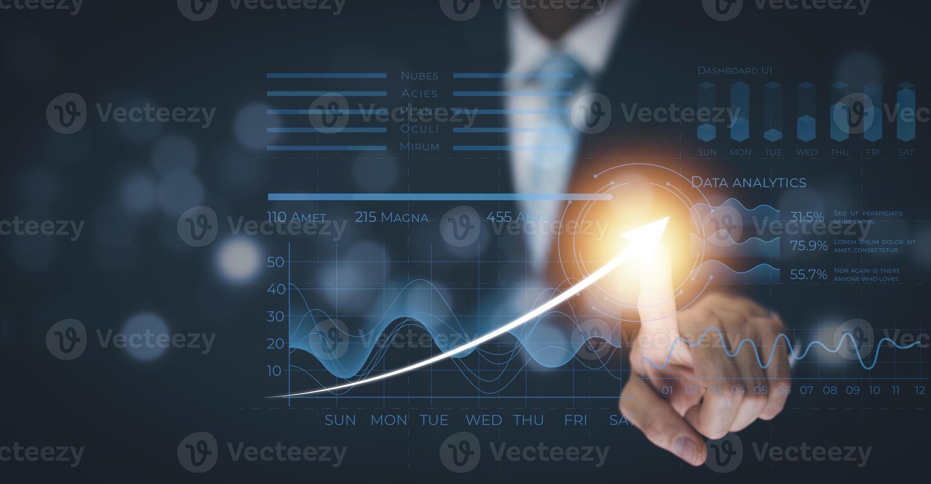 mão de empresário tocando gráfico de negócios de tela virtual de seta no fundo preto, análise de dados de vendas, empresários de tecnologia moderna escolhem com diagrama analítico de dedo com big data. foto