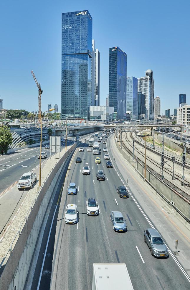 vista do centro comercial de tel aviv com arranha-céus e a rodovia rápida de ayalon com carros. foto