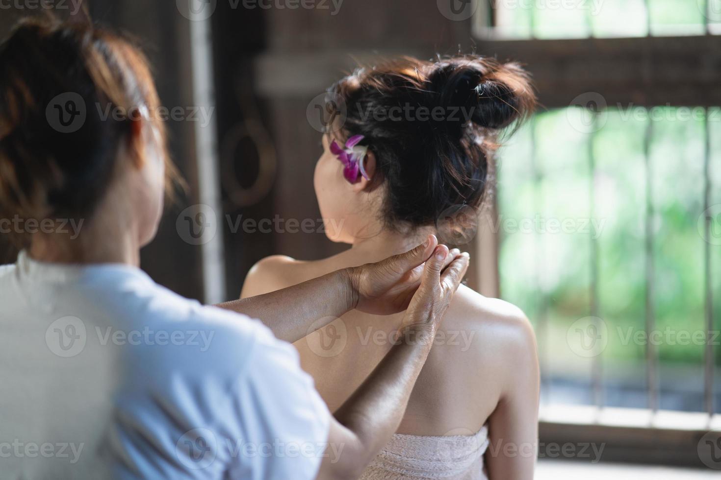 massagem e spa tratamento relaxante do estilo tradicional de massagem tailandesa da síndrome do escritório. asain massagista feminina fazendo massagem trata dor nas costas, dor no braço e estresse para mulher de escritório cansada do trabalho. foto