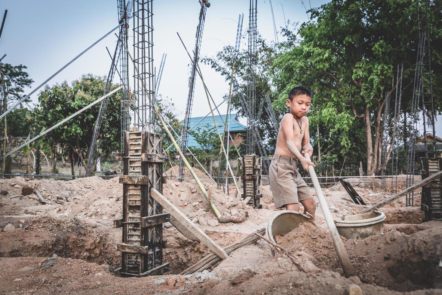 crianças pobres são forçadas a trabalhar na construção, violência infantil e conceito de tráfico, anti-trabalho infantil, dia dos direitos em 10 de dezembro. foto