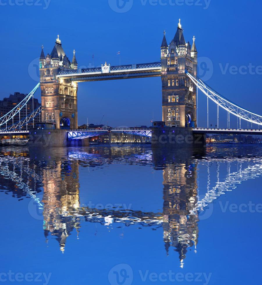 famosa ponte da torre à noite, londres, inglaterra foto