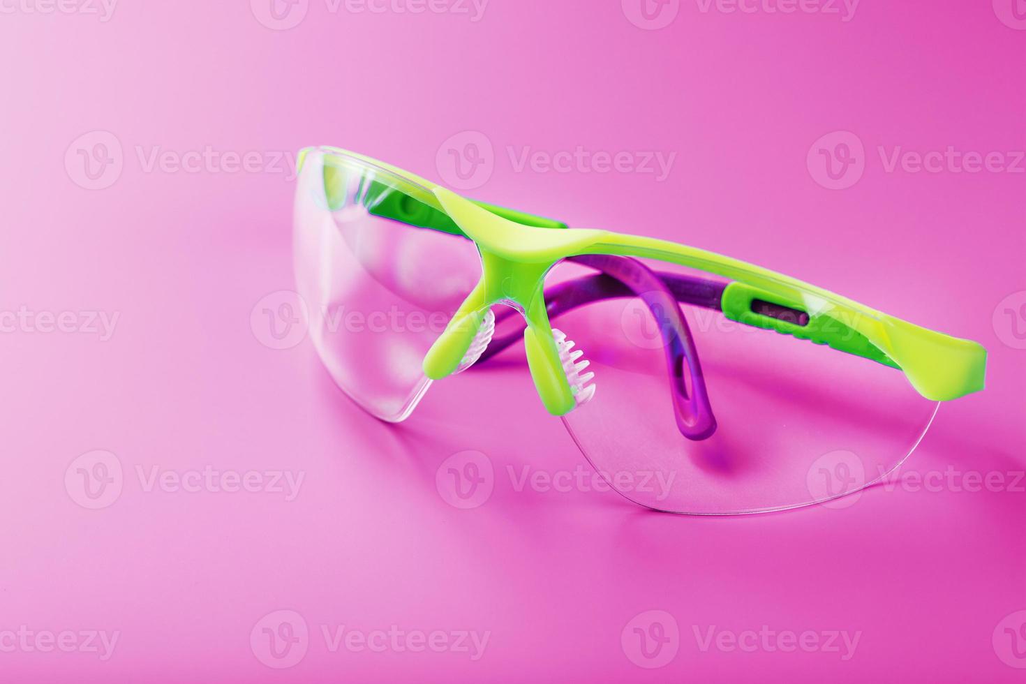 óculos abertos protetores isolados em um fundo rosa. foto