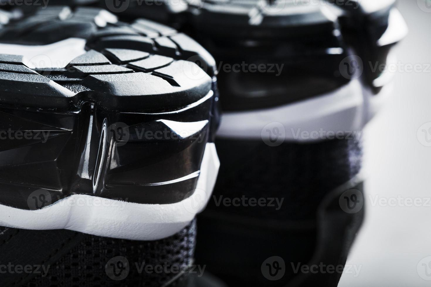 close-up de sola de sapato esportivo de amortecimento de gel preto e branco foto