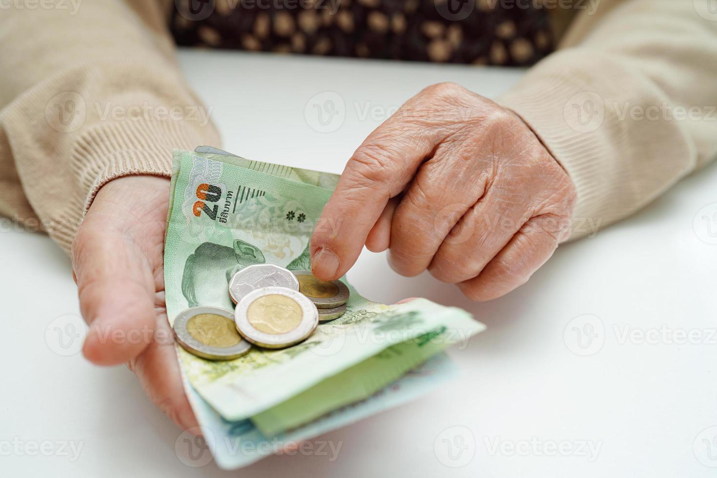 idosa aposentada contando dinheiro de moedas e se preocupa com despesas mensais e pagamento de taxa de tratamento. foto