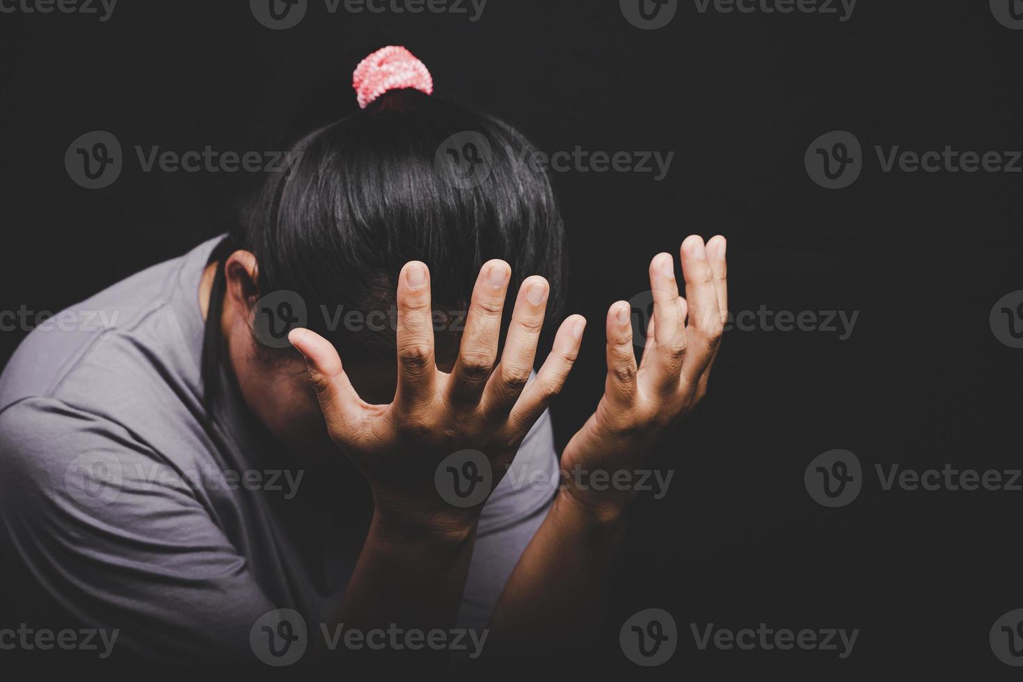 Cristianismo mulher católica mão orar e adorar na igreja, mãos dobradas no conceito de oração para fé, espiritualidade e religião, mãos levantadas no fundo de adoração. foto