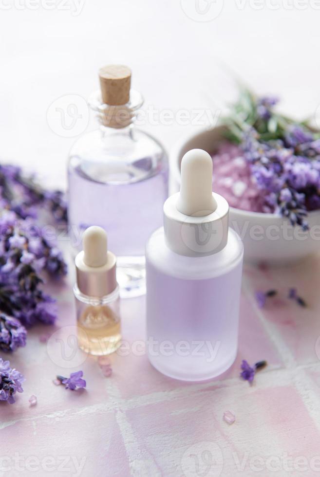 aromaterapia lavanda sal de banho e óleo de massagem foto