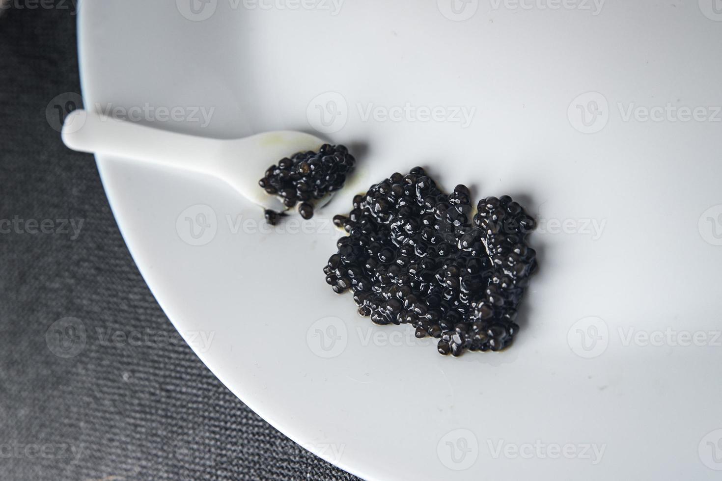 caviar peixe preto esturjão beluga, esturjão estrelado refeição fresca lanche na mesa cópia espaço fundo de comida foto