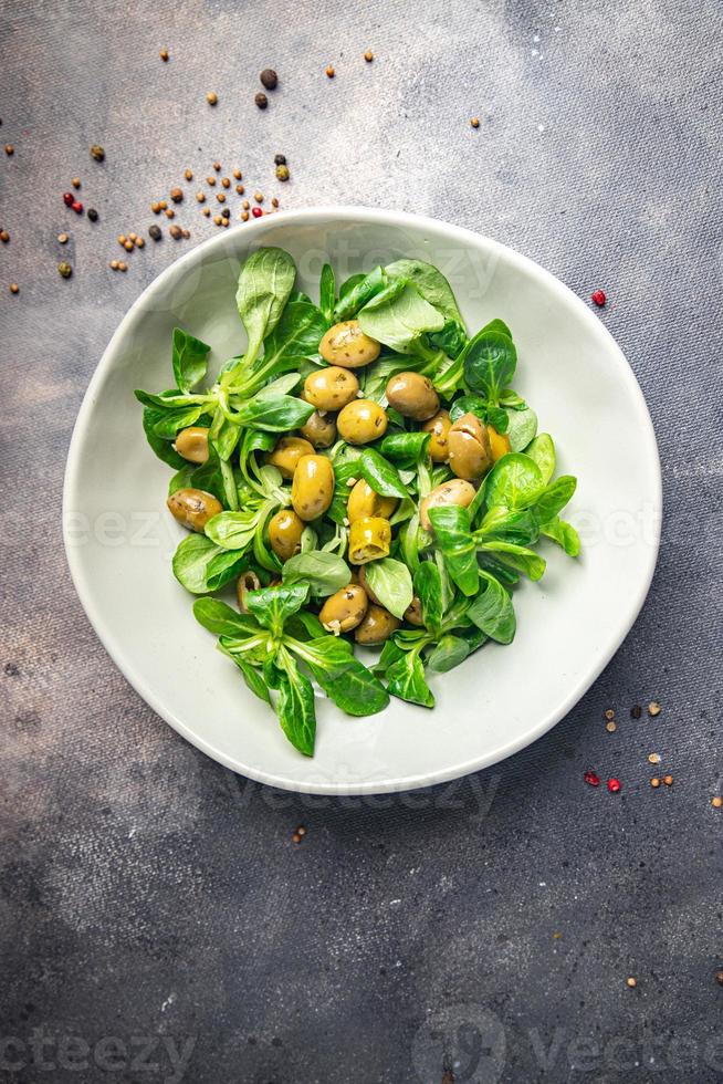 salada verde azeitona folha mache milho alface fresco refeição saudável comida lanche na mesa cópia espaço fundo de comida foto