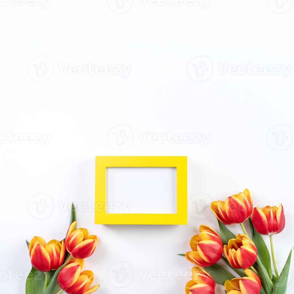 conceito de design do dia das mães, bando de flores de tulipa - lindo buquê vermelho e amarelo isolado na mesa de fundo branco, vista superior, configuração plana, espaço de cópia foto