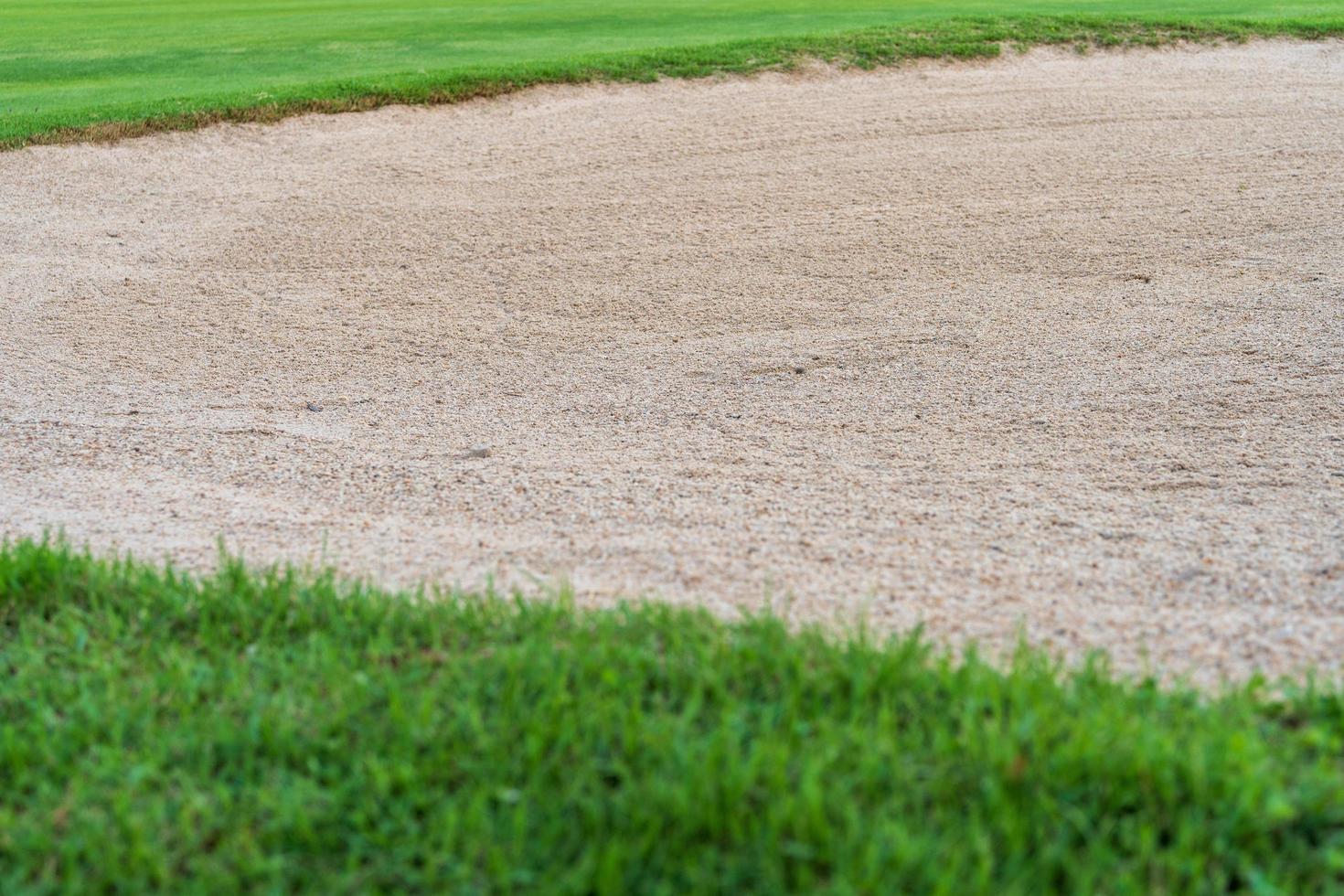 fundo de beleza de bunker de areia é usado como um obstáculo para torneios de golfe por dificuldade. e decorar o campo para grama beauty.green com textura de areia. foto