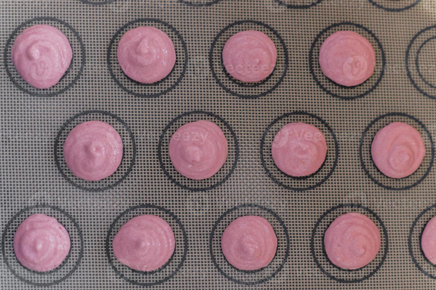 assando macarons rosa foto