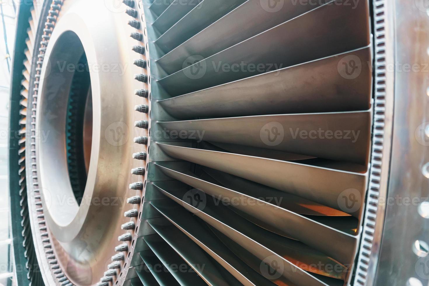 as lâminas do motor de turbina a gás no disco do rotor. foto