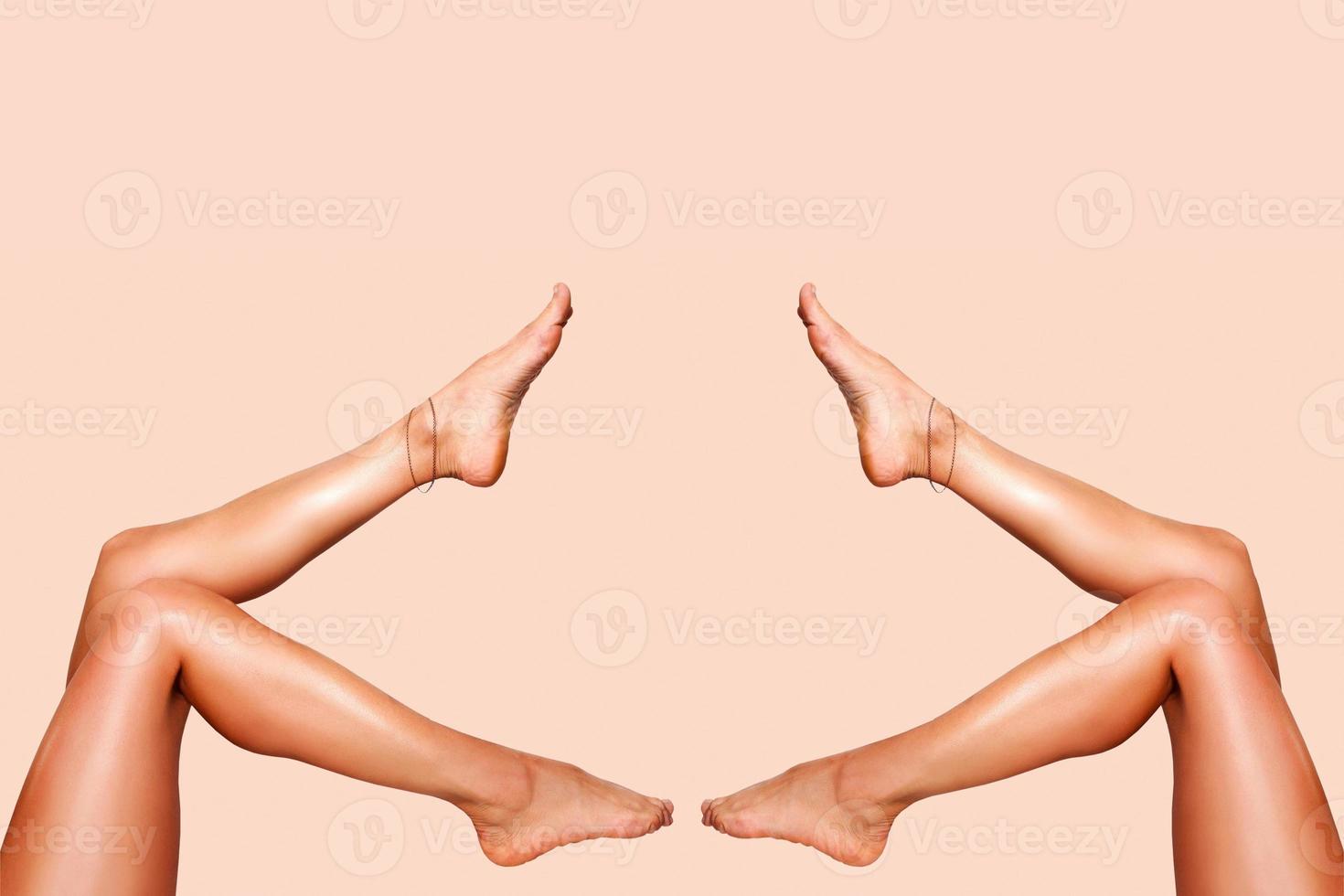belas pernas de mulher lisa após a depilação a laser no fundo colorido foto
