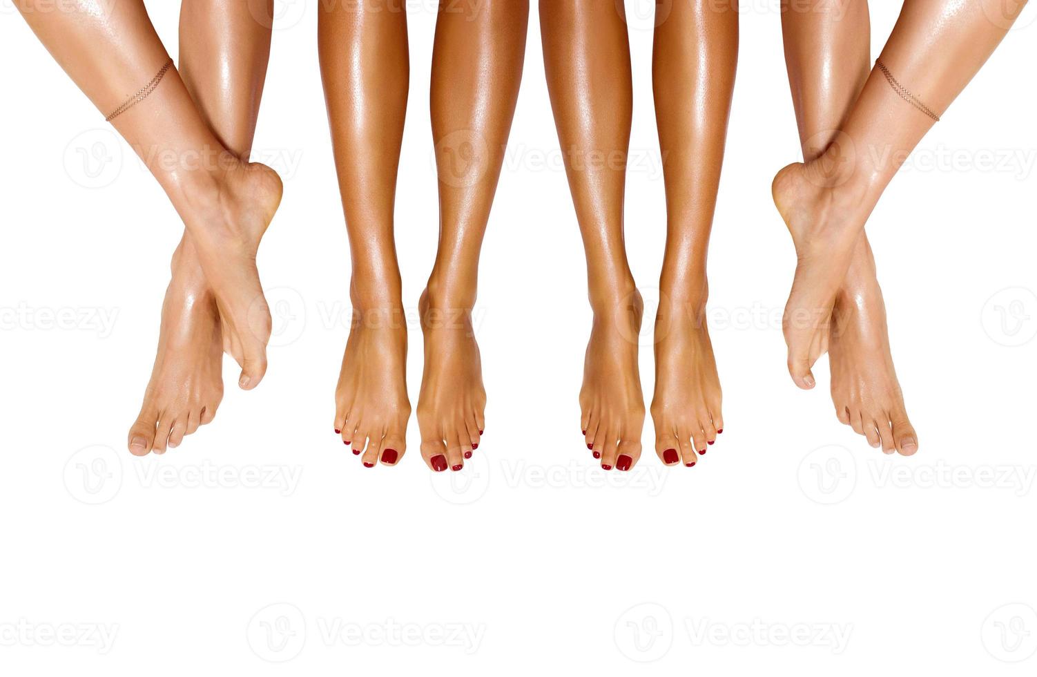 grupo de pernas femininas bonitas e lisas após a depilação a laser. tratamento, conceito de tecnologia foto