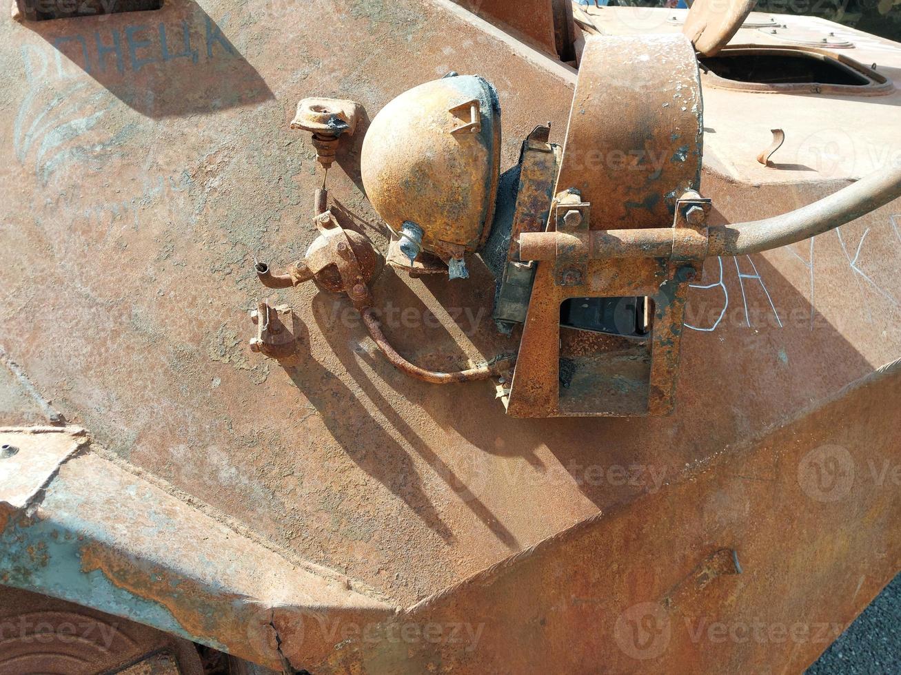 equipamento militar pesado destruído na batalha foto