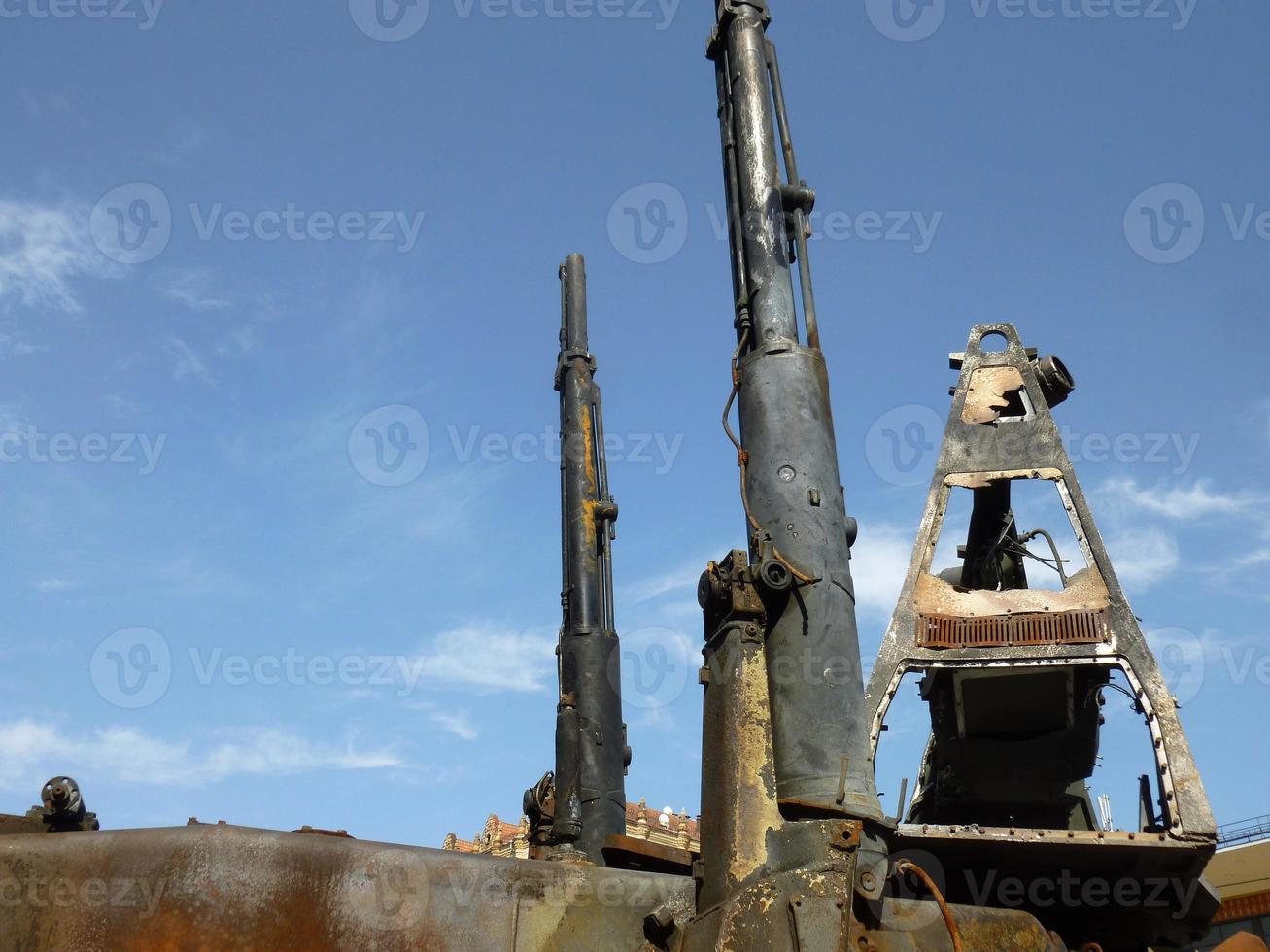 equipamento militar pesado destruído na batalha foto