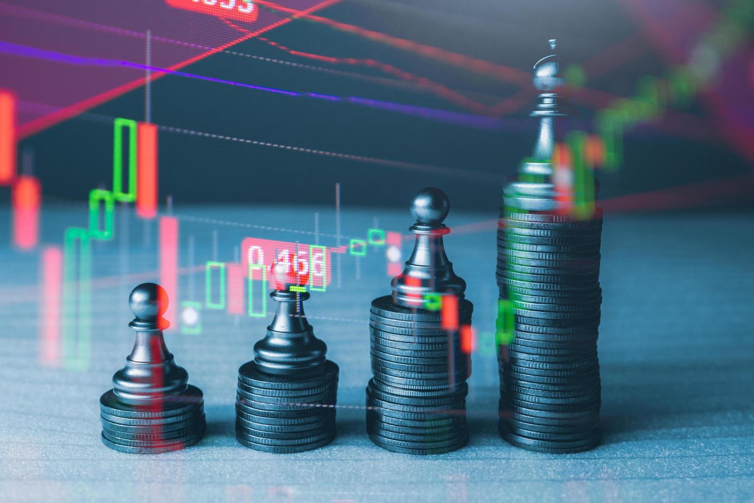 conceito de ideia de negócio mercado de ações ou gráfico de negociação forex para investimento financeiro com símbolo de bitcoin de vista superior no jogo de tabuleiro de xadrez. foto