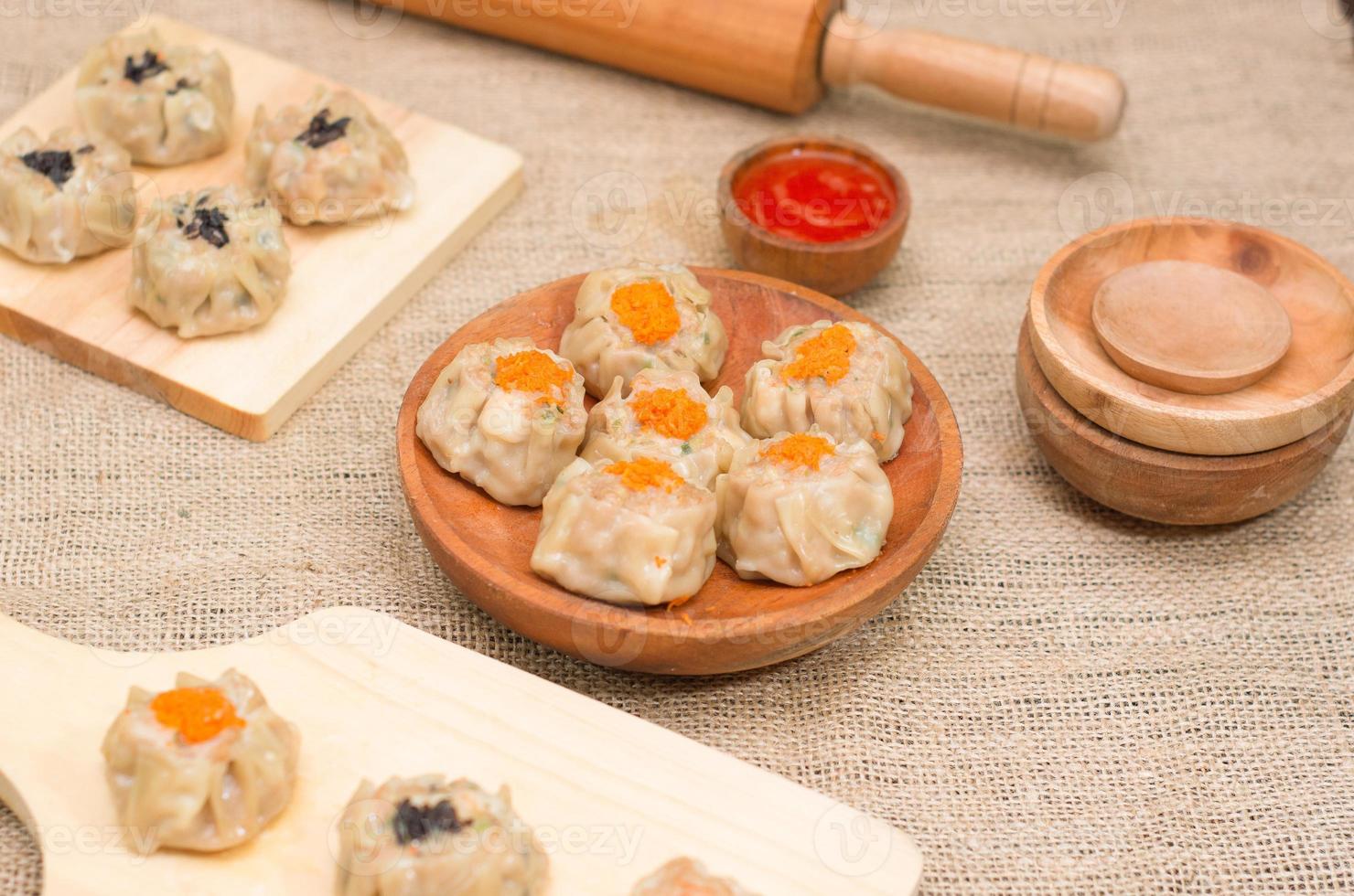 foto dim sum ou dimsum flatlay com placa de madeira